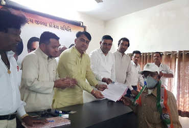 પાલિકાના પૂર્વ પ્રમુખના વોર્ડમાંથી યુવાનો કોંગ્રેસમાં જોડાયા
