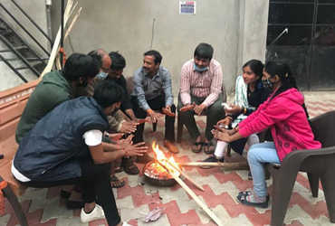 અમદાવાદમાં ઠંડીનો ચમકારો વધ્યો, દિવસે તાપણા કરવા પડયા