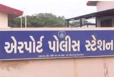 એરપોર્ટ પર ટ્રોલી બેગ સ્માર્ટ ડાયરી ખરીદી રૃપિયા ચૂકવ્યાનો મેસેજ બતાવી  યુવક ફરાર