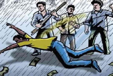 પગાર આપવાના બદલે માથા, કાનના ભાગે મારતા લોહી લુહાણ હાલતમાં યુવક સારવાર હેઠળ
