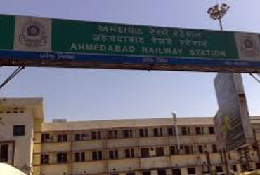 ટ્રેનમાં બેસવા જતાં મહિલાના ત્રણ લાખના દાગીનાના પર્સની ચોરી