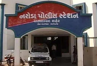 બળદ અને યુવતીને એક જ પાંજરે પૂરીને પોલીસ સ્ટેશન લઇ જવાયાં
