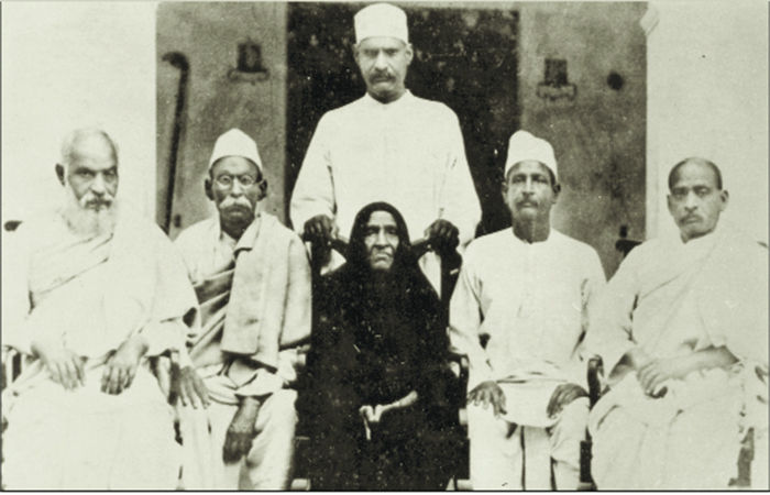 વલ્લભભાઈ પોતાના પરિવાર માટે ગમ્મતમાં કહેતા કે 'અ ફેમિલી ઑફ વિડોઅર્સ'