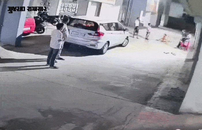 VIDEO | નવી કારનું મુહૂર્ત કાળ બન્યું: સાણંદના મોરૈયામાં કાર ચાલકે મહિલાને કચડી, સારવાર દરમિયાન મોત