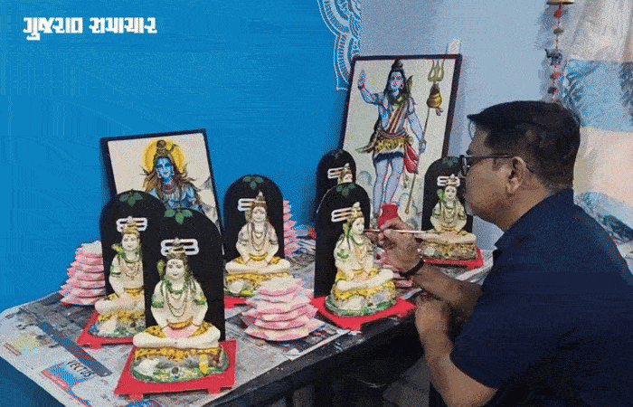 VIDEO | સુરત: મહાશિવરાત્રિએ શિવલિંગ પર 'ઘીના કમળ' ચઢાવવાનો અનોખો મહિમા, ભારે માગને કારણે કલાકારો વ્યસ્ત