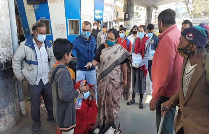 જામનગર શહેરમાં કોરોના ગાઇડ લાઇનનું પાલન કરાવવા ખુદ મેયર રસ્તા પર ઉતર્યા
