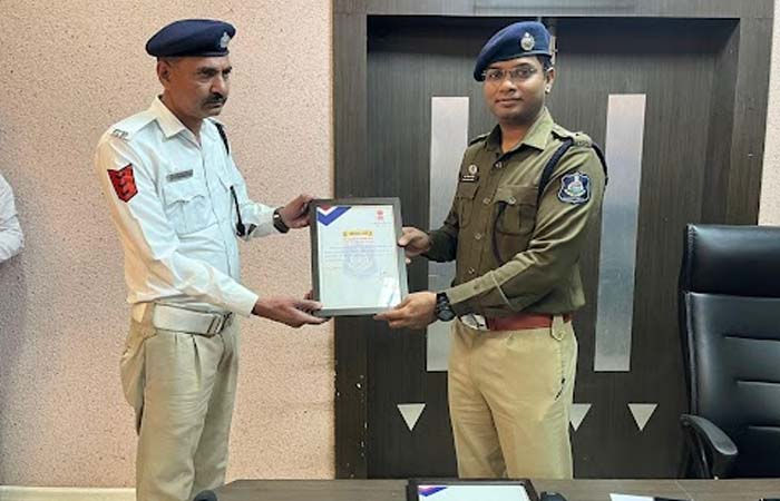 જામનગરની ટ્રાફિક શાખામાં ગત વર્ષ દરમિયાન નિષ્ઠાપૂર્વક કામગીરી કરનાર ટ્રાફિક પોલીસ કર્મચારીનું એસ.પી. દ્વારા સન્માન કરાયું