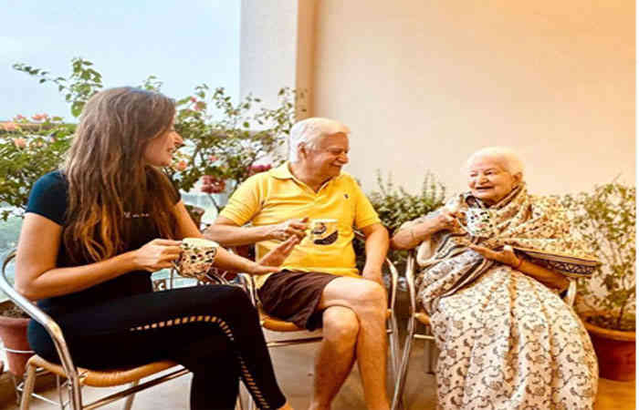 કનિકા કપૂરે પરિવાર સાથે ચાની મજા માણતી તસવીર શેર કરી