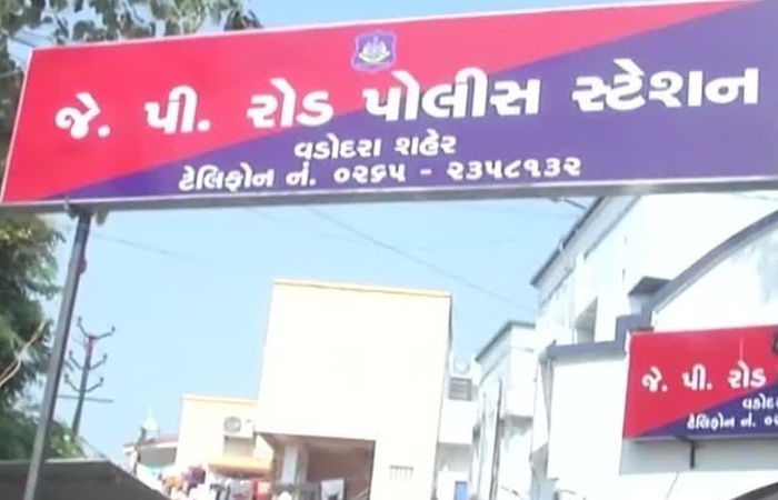 વડોદરાના અકોટા વિસ્તારના ક્લિનિકમાં ત્રાટકેલા અજાણ્યા તસ્કરો જુના વાસણો સહિતનો સામાન ચોરી ફરાર, બાથરૂમના નળ અને ફુવારા પણ ન છોડ્યા