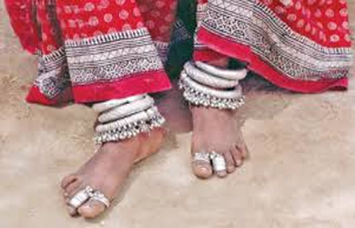 મરાલા ગામની સીમમાં દંપતી પર પર હુમલો કરી મહિલાના પગમાંથી ચાંદીના કડાની લૂંટી