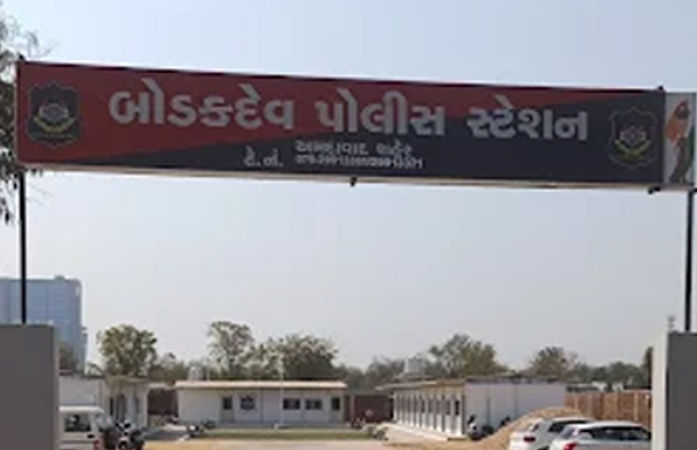 અમદાવાદના સોલા બ્રિજ નજીક પરિણીતાએ પુત્ર સાથે ટ્રેન હેઠળ પડતું મૂકી કર્યો આપઘાત, પતિ-સાસરિયા સામે ફરિયાદ
