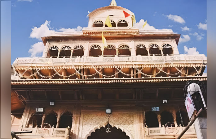 54 વર્ષ બાદ ખૂલ્યો બાંકે બિહારી મંદિરના 'ખજાના કક્ષ'નો દરવાજો! જાણો બંધ ઓરડામાંથી શું શું મળ્યું