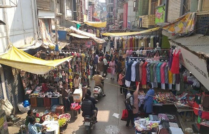 ચૌટા બજારમાં દબાણ દૂર કરવાની કામગીરીમાં સુરત પાલિકાને પરસેવો પડે છે