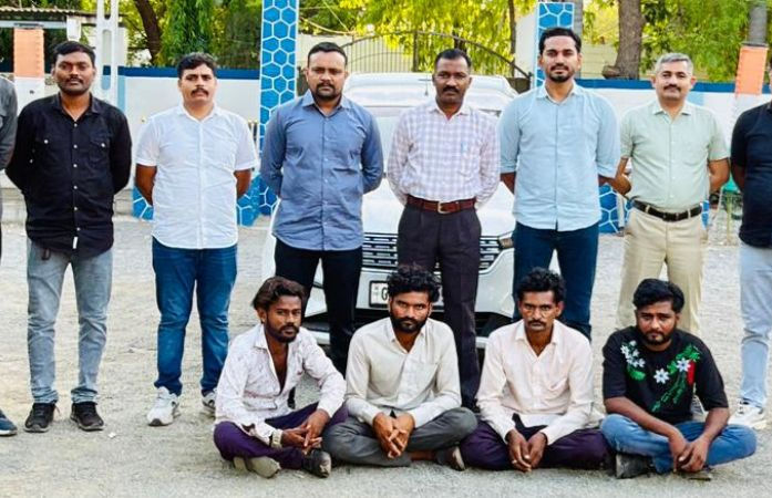 રાજુલામાં લોહીયાળ ખેલ: પુત્રને બચાવવા આવેલી માતા પર કાર ચડાવી હત્યા, મહિલા સહિત 7 ઝડપાયા