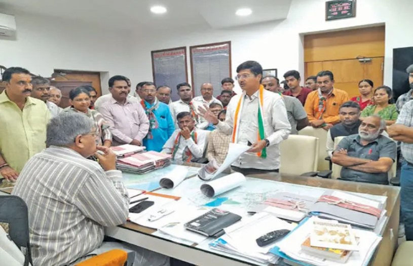 Congress leader displays drugs in Bhavnagar Collector’s office, alleges  police laxity