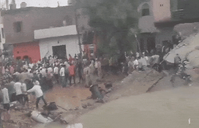 VIDEO: મથુરામાં ઓવરહેડ ટાંકી ધરાશાયી, બે લોકોના મોત, ઘણા લોકો ઘાયલ