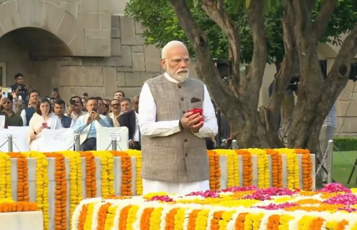 'માનવ ઇતિહાસની દિશા બદલી નાખી...' વડાપ્રધાન મોદીની રાજઘાટ પર મહાત્મા ગાંધીને શ્રદ્ધાંજલિ