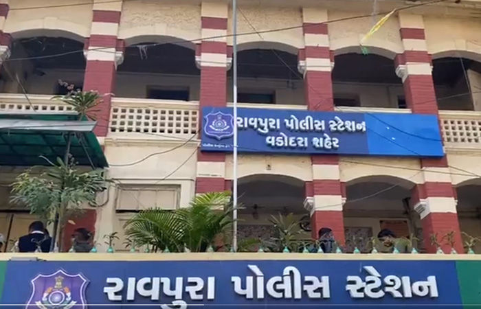 પોલીસકર્મી સામે એટ્રોસિટીની કાર્યવાહી મામલે થયેલા ઘર્ષણમાં   દલિત સમાજના 75 લોકો સામે પોલીસે રાયોટિંગનો ગુનો નોંધ્યો