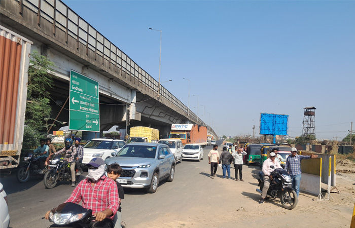 ગોલ્ડનચોકડી ખાતે વરસાદી કાંસની કામગીરી હાથ ધરાતાવાહનચાલકો અટવાયા