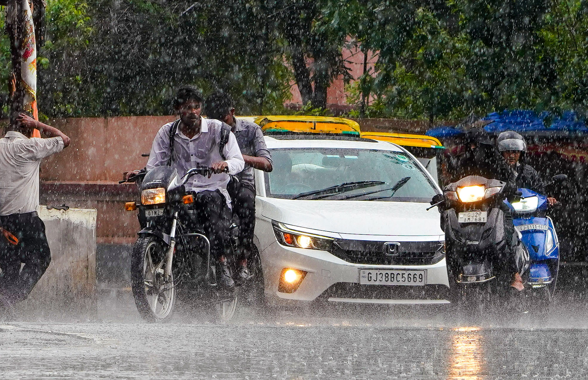 VIDEO: અમદાવાદમાં ગાજવીજ સાથે ધોધમાર વરસાદ: અંડરબ્રિજ જળબંબાકાર, ટ્રાફિક જામ અને વાહનો ખોટકાયા