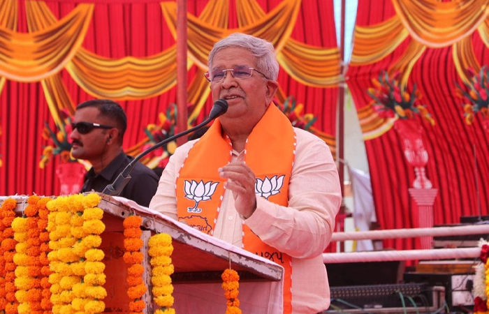 Kanu Desai boards Rupala wagon, apologises to Koli Patel community