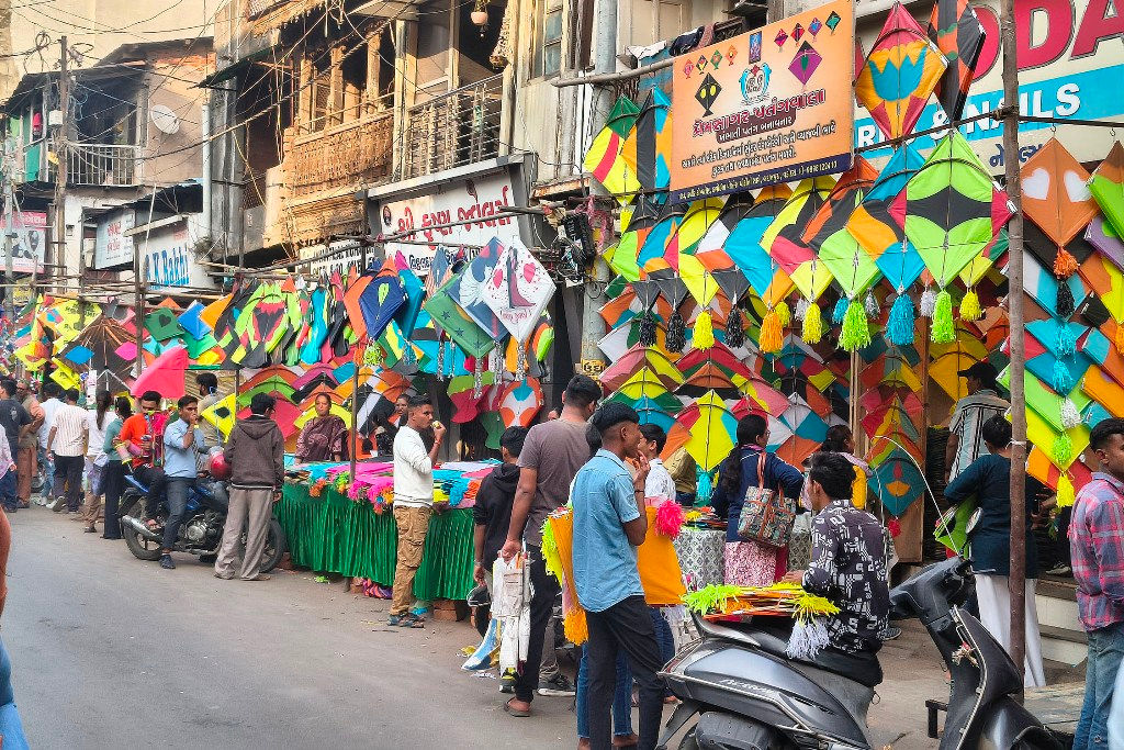ઓછા સ્ટોકના કારણે પતંગોના ભાવમાં 25 થી 30 ટકાનો વધારો