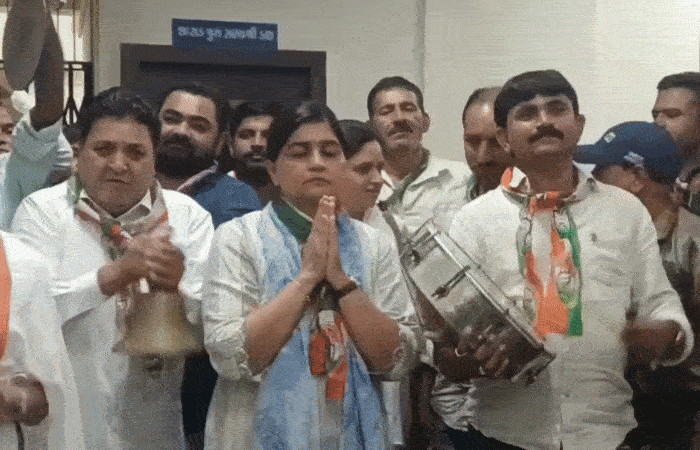 'સત્તાના નશામાં સૂતેલા મેયરને જગાડવા આવ્યા છીએ': જામનગરમાં કોંગ્રેસનો ઢોલ-નગારા સાથે લોકસમસ્યાના મુદ્દે વિરોધ