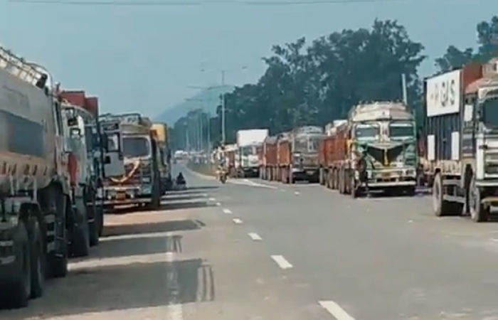 VIDEO: બે રાજ્યો વચ્ચે મોટો વિવાદ! 12 કિ.મી. લાંબો ચક્કાજામ, 18 કલાકથી રઝળી રહ્યાં છે લોકો
