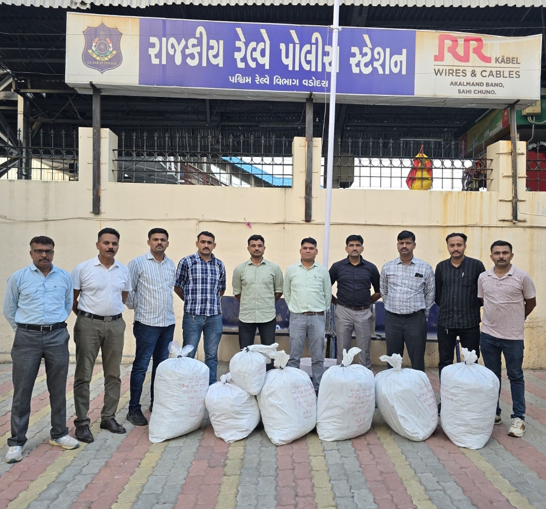 ટ્રેનના શૌચાલયની છતમાં છુપાવેલો  રૃા.૫૬.૯૫ લાખ કિંમતનો ગાંજાનો જથ્થો મળ્યો