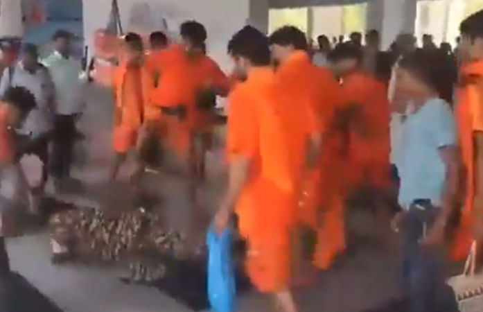 VIDEO: કાવડિયાઓએ મિર્ઝાપુર રેલવે સ્ટેશન પર CRPF જવાનને માર માર્યો, લોકોએ મદદના બદલે વીડિયો ઉતાર્યો