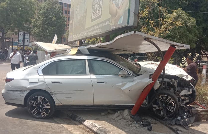 અમદાવાદ: નિકોલમાં બેફામ BMW કાર AMTS બસ સ્ટેન્ડમાં ઘુસી, રિક્ષાને પણ ફંગોળી, એકને ઈજા