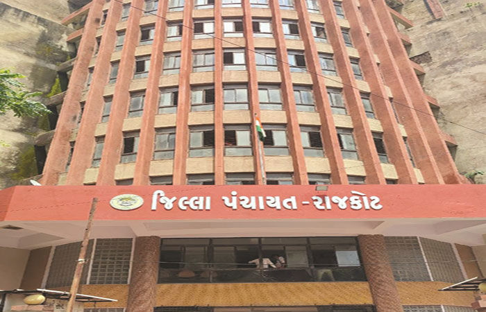 ખુદ રાજકોટ જિ.પં.માં પ્રમુખને બદલે પતિ દરરોજ કચેરીએ આવે છેઃ વિપક્ષ