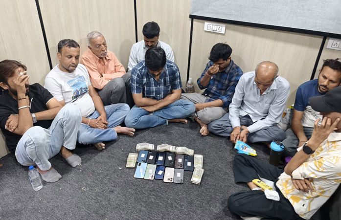 અમદાવાદમાં AMCના પાર્કિંગ પ્લોટમાં ધમધમતું જુગારધામ ઝડપાયું, PCBની રેડમાં 9 શખ્સો દબોચાયા