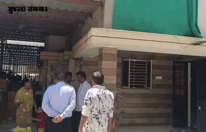 VIDEO | અમદાવાદ: ઘરમાં જ બનતું હતું નકલી ઘી! 400 કિલો જથ્થો જપ્ત કરી AMCએ કૌભાંડનો કર્યો પર્દાફાશ