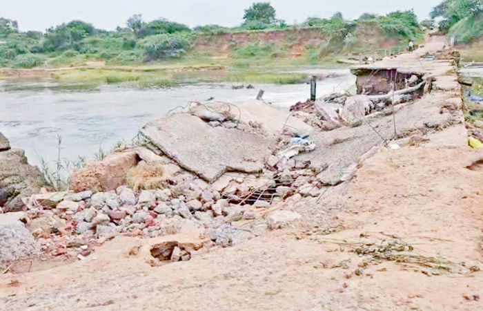 મેશ્વો નદી પરનો કોઝવે ધોવાતા ખેડા અને મહેમદાવાદના 40 ગામની હાલત કફોડી