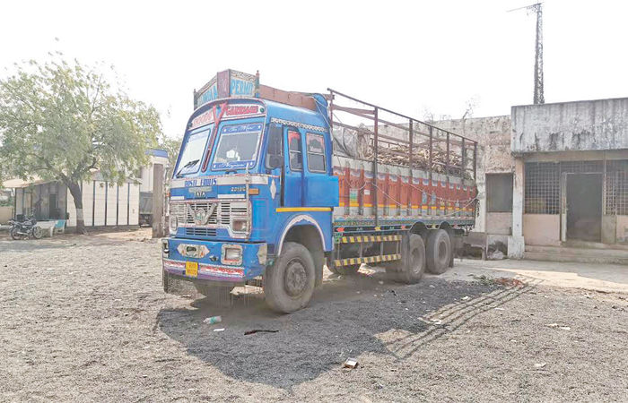 સાયલા નજીક લાકડાની આડમાં રૂ. 49 લાખનો વિદેશી દારૂ ભરેલી ટ્રક ઝડપાઇ