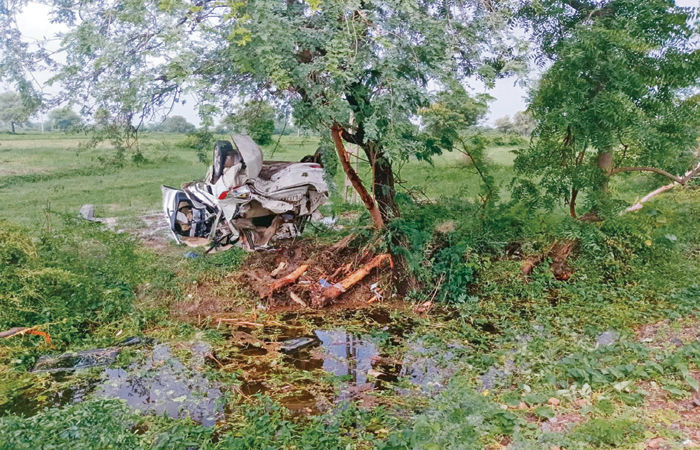 રોડના ખાડામાં પટકાતાં કાર કાંસમાં ખાબકી : બે યુવકો ગંભીર