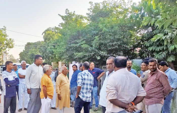 વીજ ગ્રાહકોને જાણ કર્યા વગર સ્માર્ટ મીટર લગાવી દેતા હોબાળો