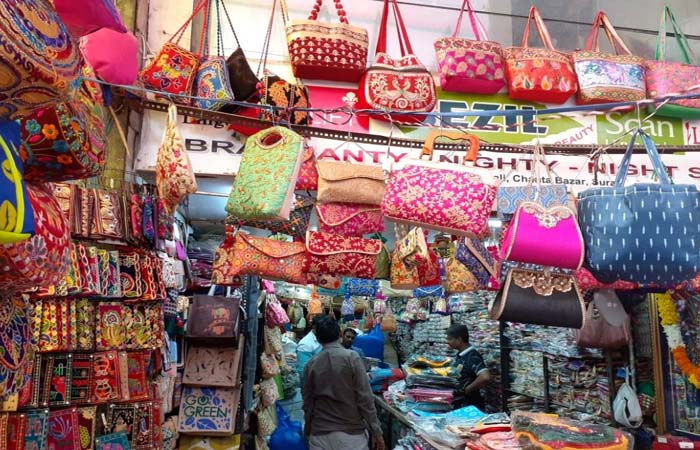 સુરત: ચૌટાબજારમાં પાલિકા તંત્ર અને પોલીસ તંત્ર સુસ્ત પડતા ફરી એક વાર દબાણકર્તાઓ સક્રિય થયા