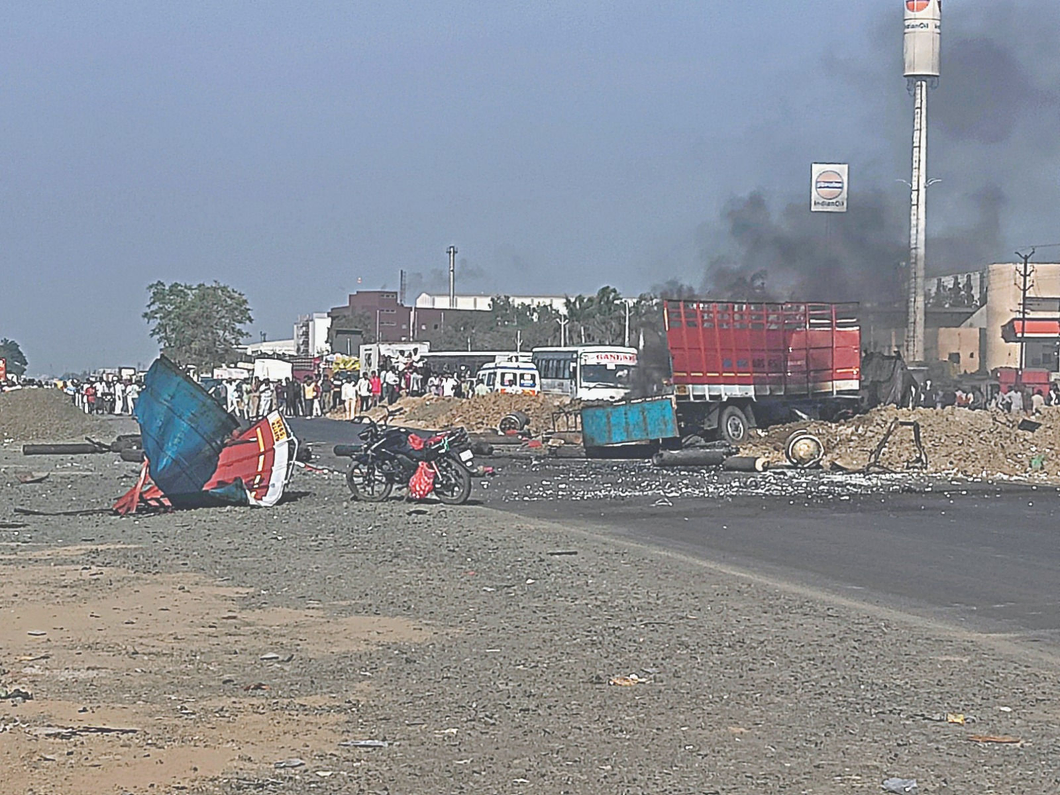 Two die, four injured as truck carrying oxygen cylinder catches fire