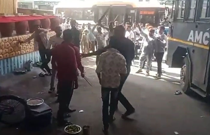 અમદાવાદના ઇસ્કોન સર્કલ નજીક દબાણ હટાવવા ગયેલી AMCની ટીમ પર હુમલો, ત્રણ મજૂર ઇજાગ્રસ્ત, FIR નોંધાઈ