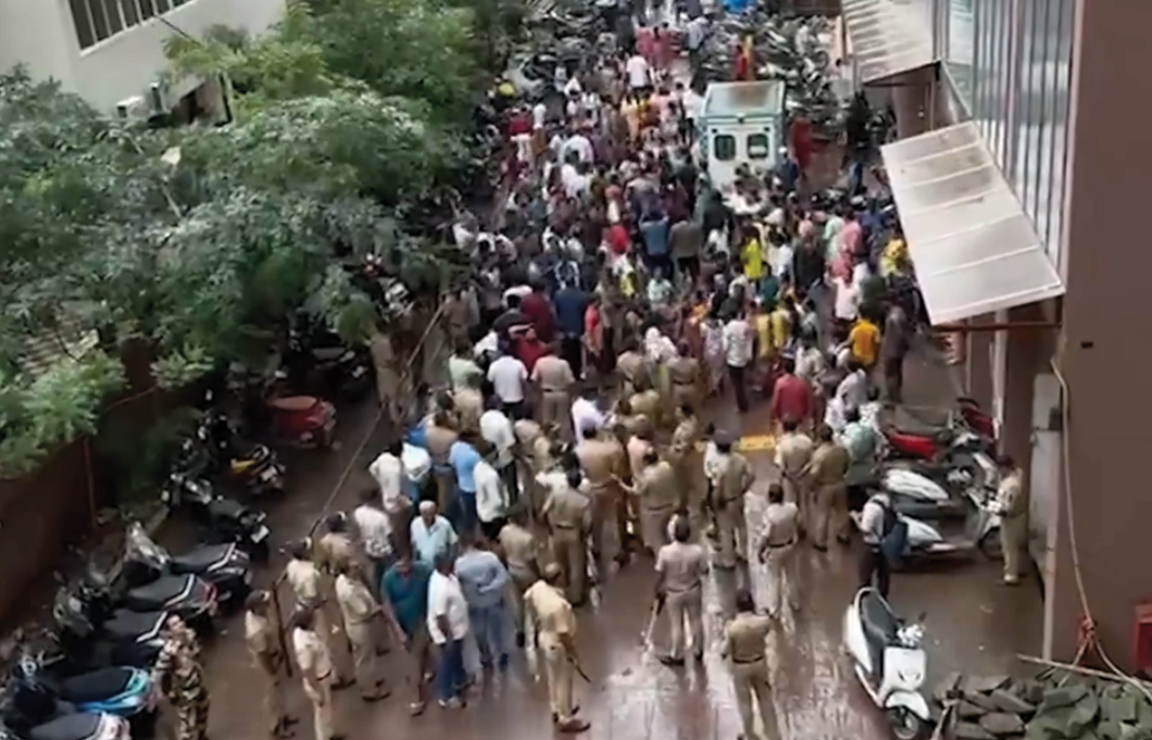 VIDEO: મુંબઈમાં મોટી દુર્ઘટના, નિર્માણાધીન ઇમારત ધસી પડતાં બે શ્રમિકો દટાયાં, ઘટનાસ્થળે જ મૃત્યુ પામ્યા