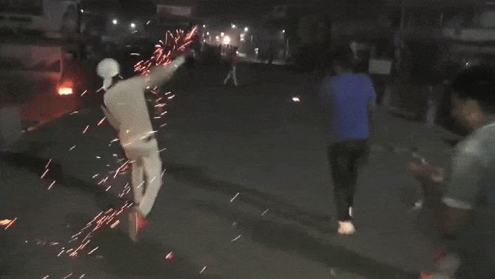 VIDEO: અમરેલીના સાવરકુંડલામાં દિવાળીની રાત્રે 'ઇંગોરીયા યુદ્ધ'ની 150 વર્ષ જૂની અનોખી પરંપરા