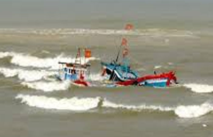 ઓખાની ફિશીંગ બોટ પર મધદરિયે અંધાધુંધ ફાયરિંગ કરીને 8 માછીમારોના અપહરણ