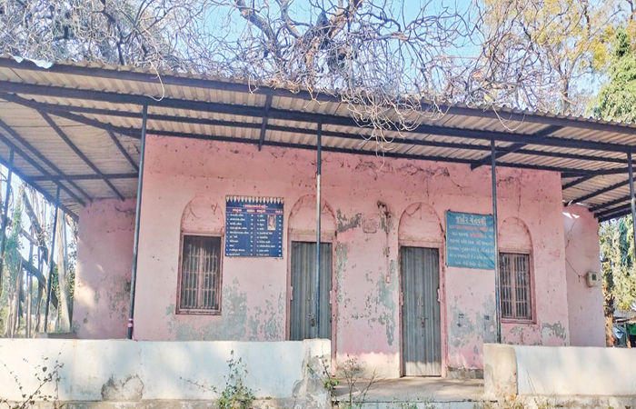 મહુધા ચોકડી પર આવેલો મુસાફર બંગલો જર્ર્જરીત હાલતમાં, તંત્રના આંખ આડા કાન