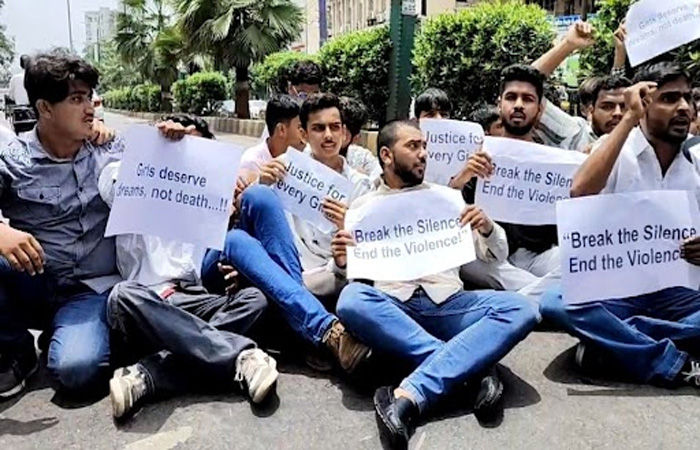 ઓડિશામાં કોલેજ કન્યાના આત્મદહન સંદર્ભે વડોદરાની MSUમાં NSUI દ્વારા દેખાવો : ચક્કાજામ કરવા પ્રયાસ