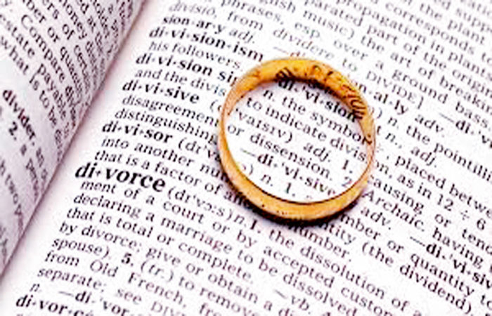 છૂટાછેડા લીધેલી દીકરીને બેન્ડ વાજા સાથે આવકારીને નવી જીંદગી આપી