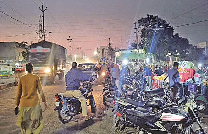 80 ફૂટ રોડ પર શાક માર્કેટના કારણે ટ્રાફિકજામની સમસ્યા કાયમી બની