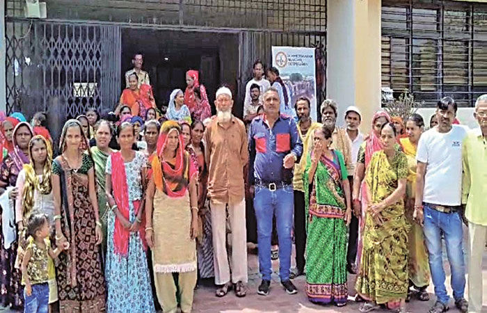 સુરેન્દ્રનગર મનપા કચેરી ખાતે ફિરદોષ સોસાયટીમાં આવેલ સરકારી આવાસના રહિશોએ ઉગ્ર રજુઆત કરી