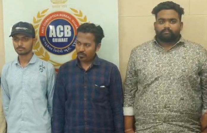 અમદાવાદના રખિયાલ સિવિક સેન્ટરમાં ACBનો દરોડો, આધાર કાર્ડ માટે રૂ. 32,000ની લાંચ લેતા 3 ઝડપાયા